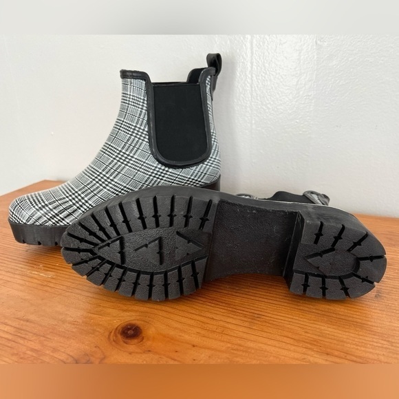 NWOT Jeffrey Campbell Cloudy Chelsea
Platform Lug Sole Rain Boots Black - Picture 4 of 7